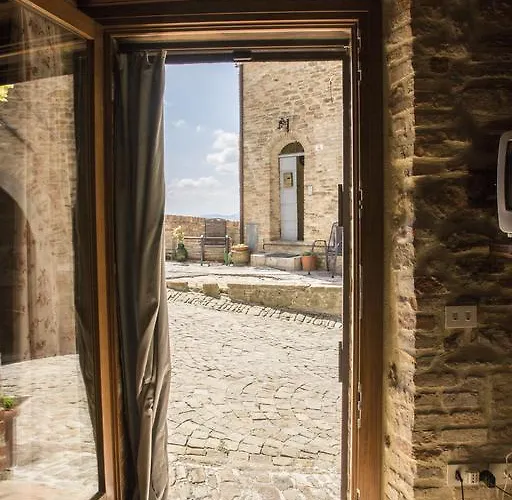 Al Castello Di Montalfoglio Landsted *